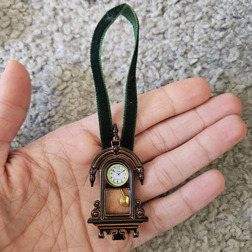 Elegant Brown and Green Wall Clock Ornament
